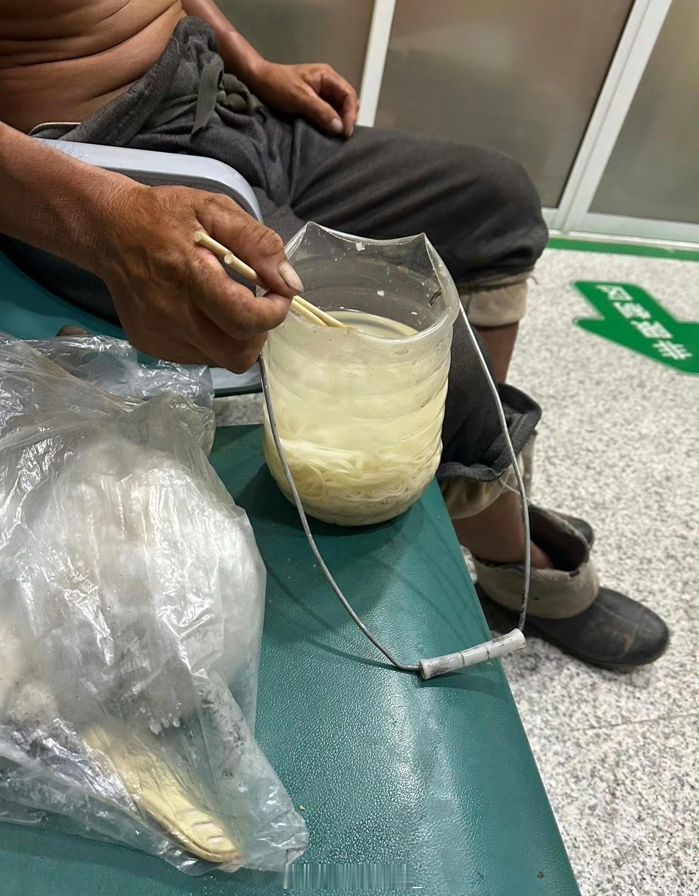 医院监护室外拍摄的老人家！ 