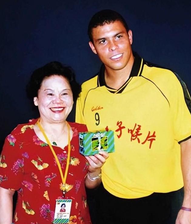 “陪我吃顿饭，我给你30万美金。”2003年，一中国女粉丝花重金请罗纳尔多吃饭。