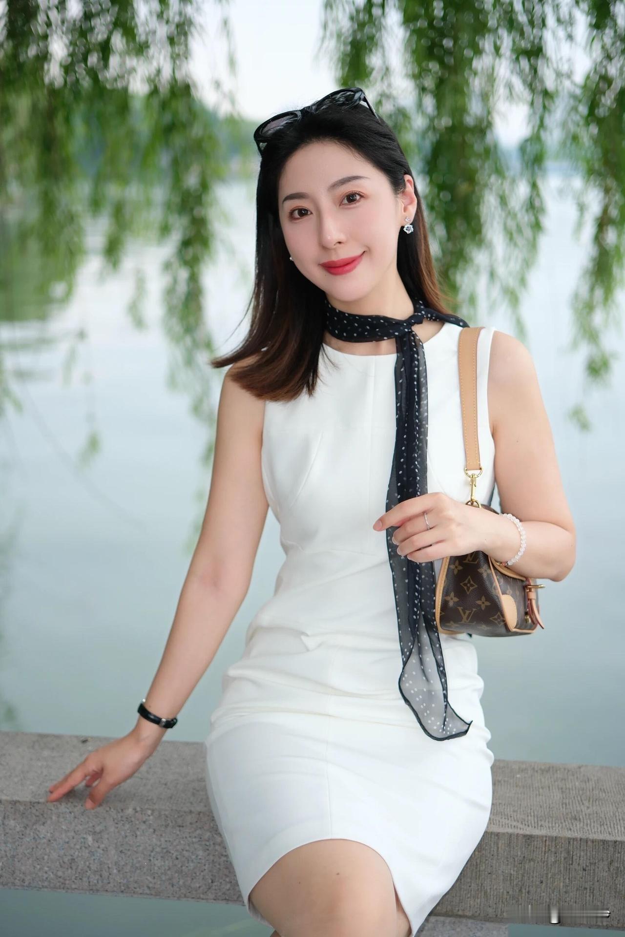 优雅白裙与黑丝巾的完美搭配，尽显女性魅力！
