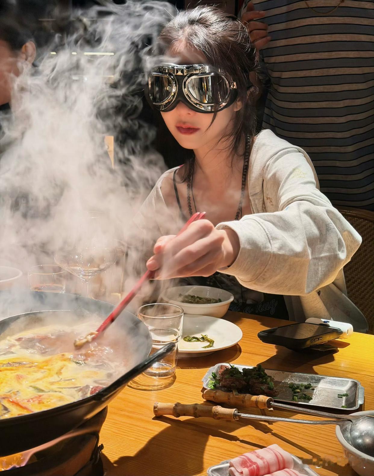 薛凯琪真是个人才，吃个火锅而已啊，为防止烟气，直接戴了一副头盔护目镜上阵刷火锅，
