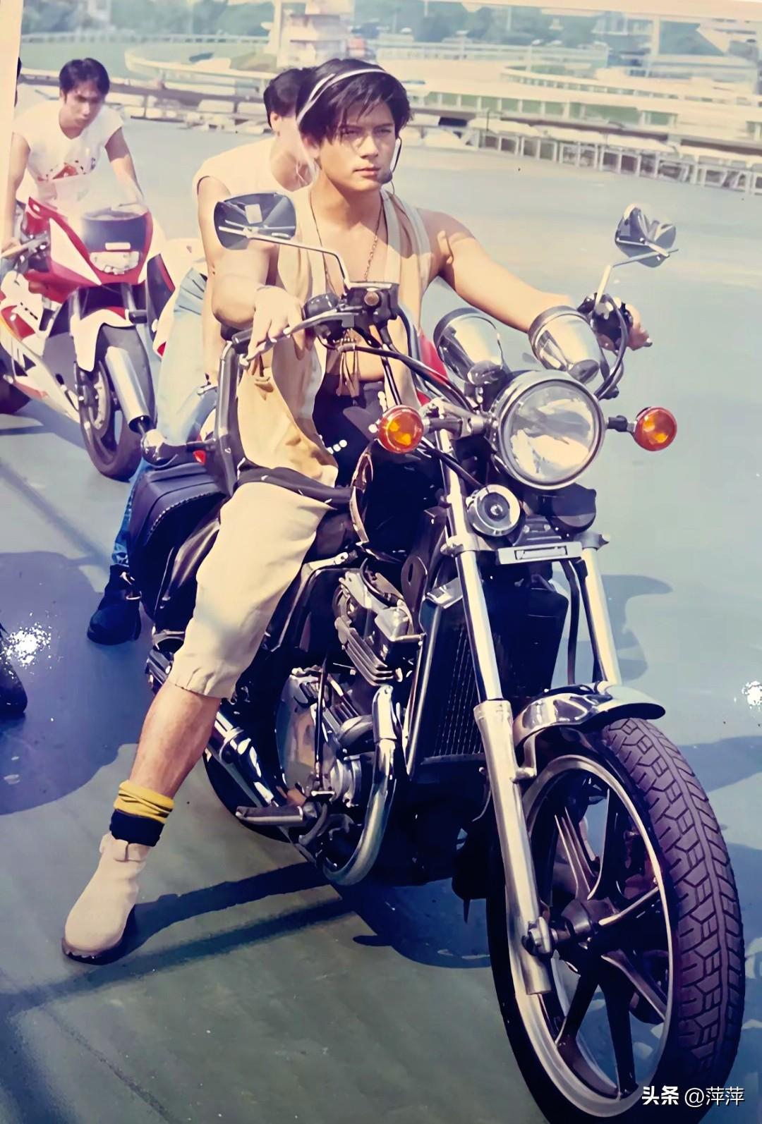 这张旧照里的郭富城，骑着重机，发带飞扬，无袖背心衬出少年意气。当年的“亚洲舞王”