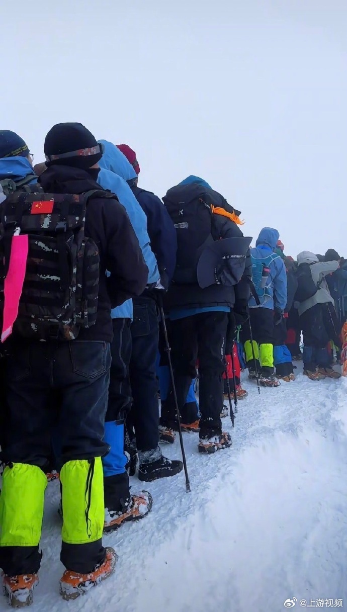 #海拔5000米的雪山堵得人山人海#【五一“堵”上5000米！四姑娘山大雪难挡“