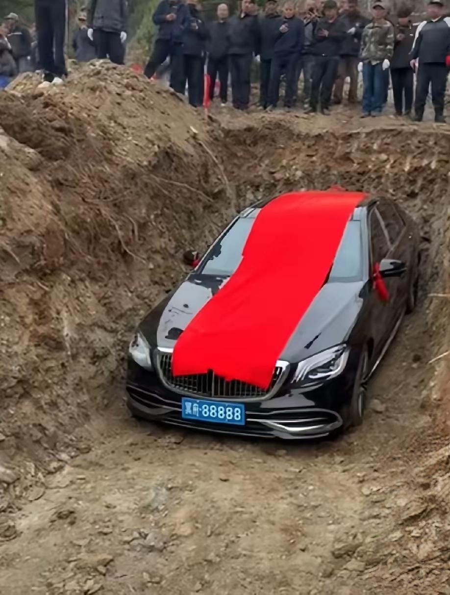 陪葬一台价值百万的奔驰S450L？刚刷到这条消息的时候，我整个人愣了三秒。

第