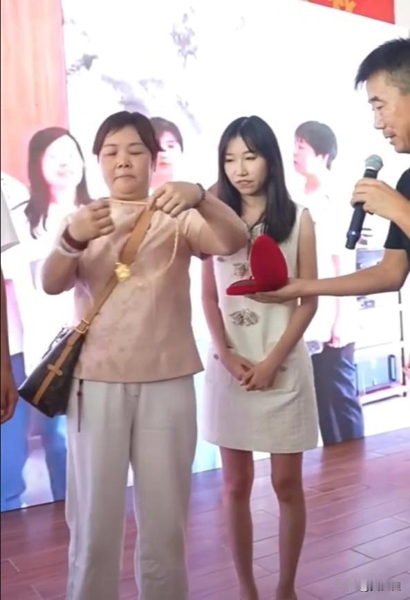 认亲宴上，叶锐聪妈妈给叶锐聪送上价值6要的大金链子！妈妈送的是“护身符”，往后孩