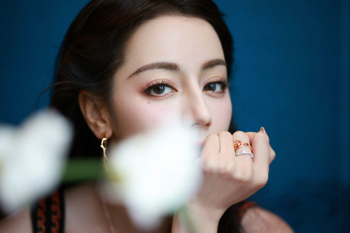 #迪丽热巴红色刺绣吊带裙#迪丽热巴今日线下活动造型妥妥的在逃公主，红色刺绣吊带裙