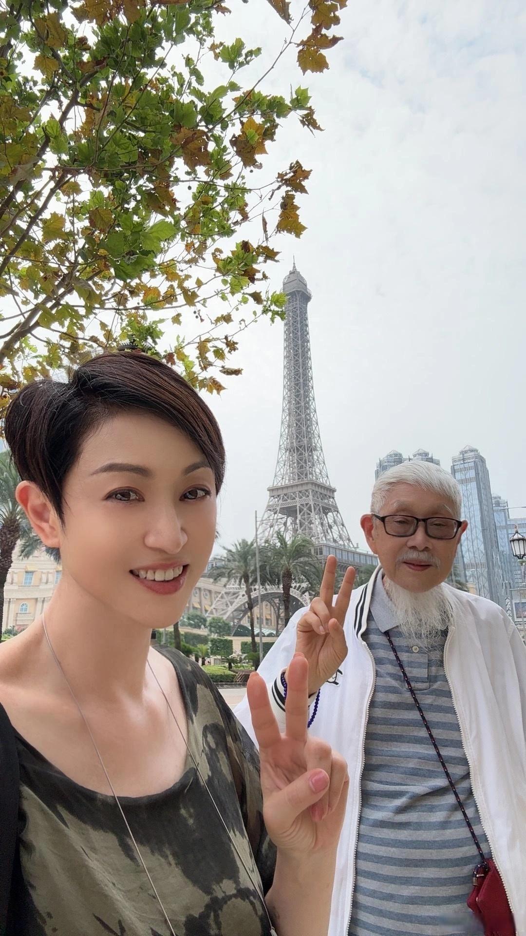 一个发型几十年依旧美丽的只有60岁港姐陈法蓉。短发美女陈法蓉和她的九十岁父亲。
