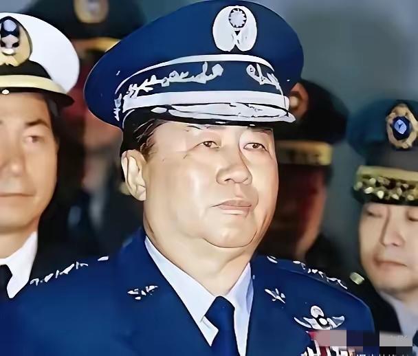 台湾首任军事大学校长，退役上将夏瀛洲说：当年佩洛西窜台，解放军趁势突破了海峡中线