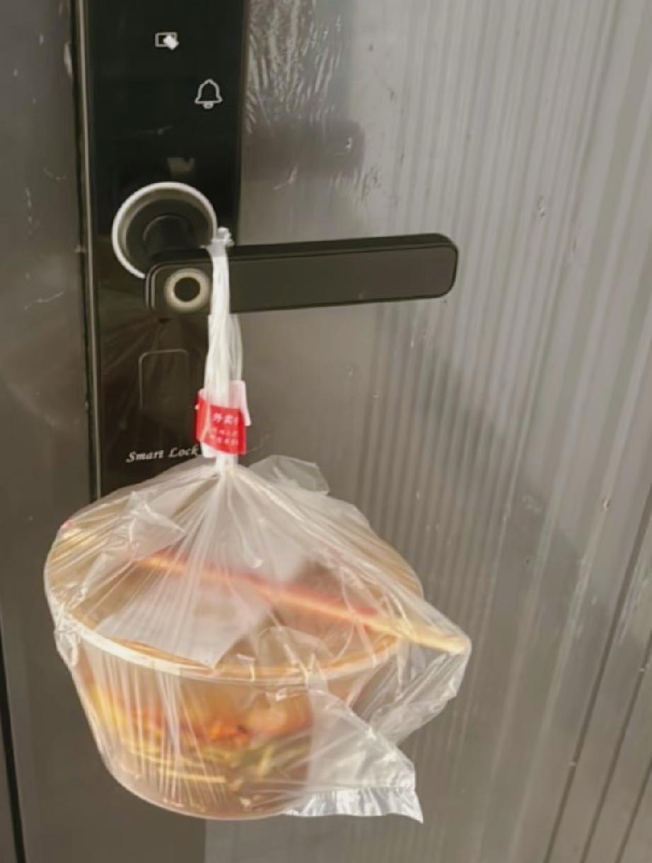 我不知道打工苦还是读书苦 我只知道 我一天要上十一小时 3500的工资 18岁 