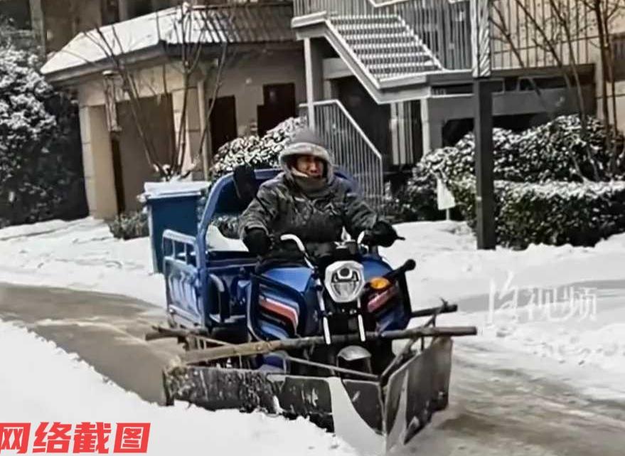 河南洛阳有下雪后在一处小区内，小区物业的工作人员上演一幕除雪场景。

这里物业工