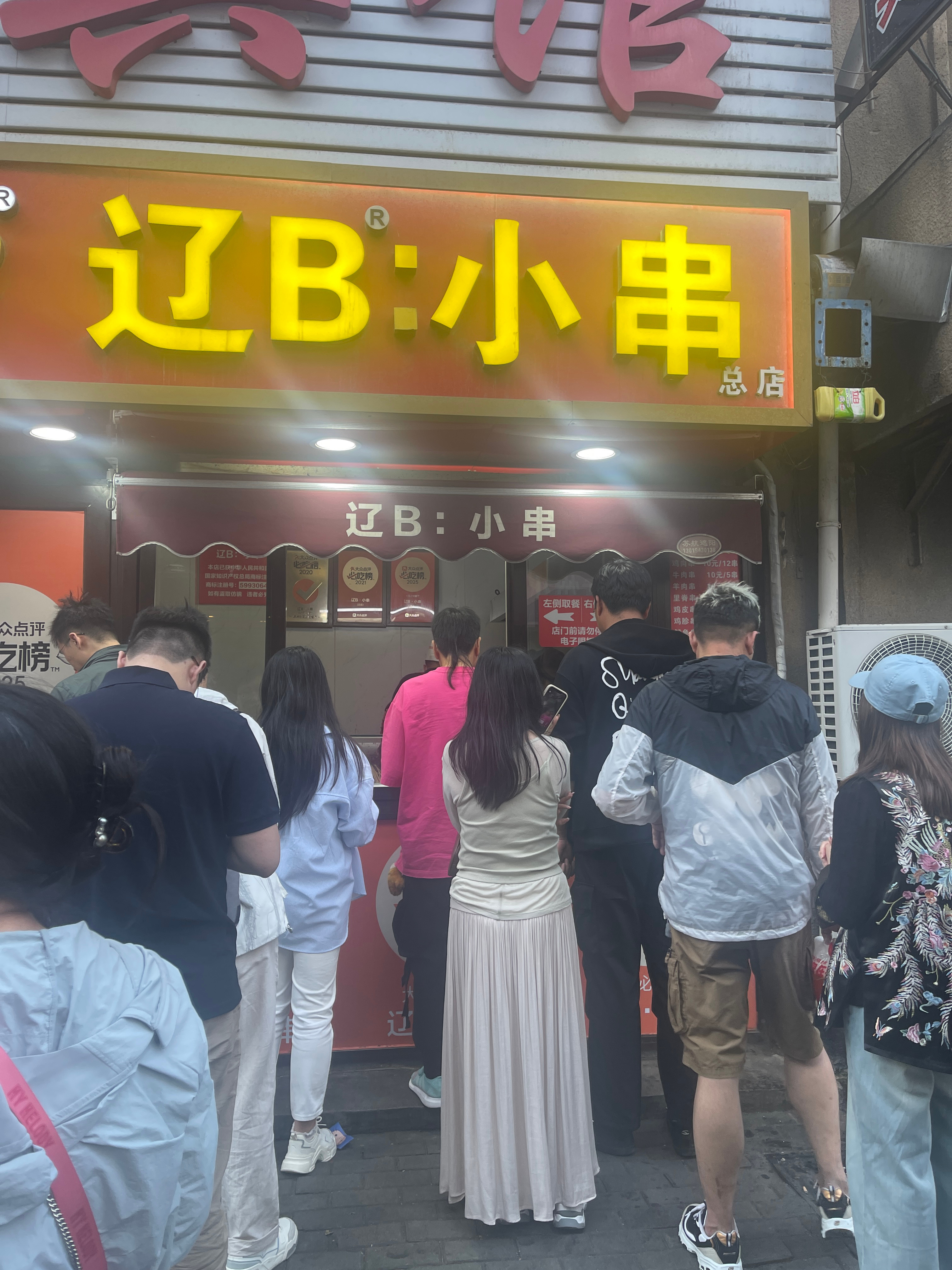 排队的人里，可能我年纪最大