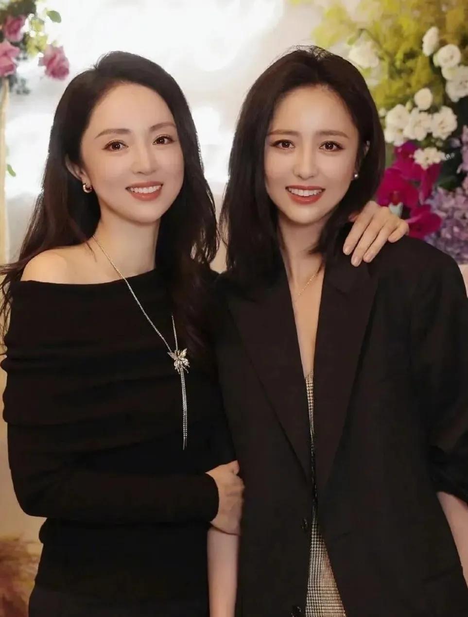 佟丽娅董璇同框
两人都穿着黑色，都露出灿烂笑容
你们觉得谁更美呢
我觉得都很美
