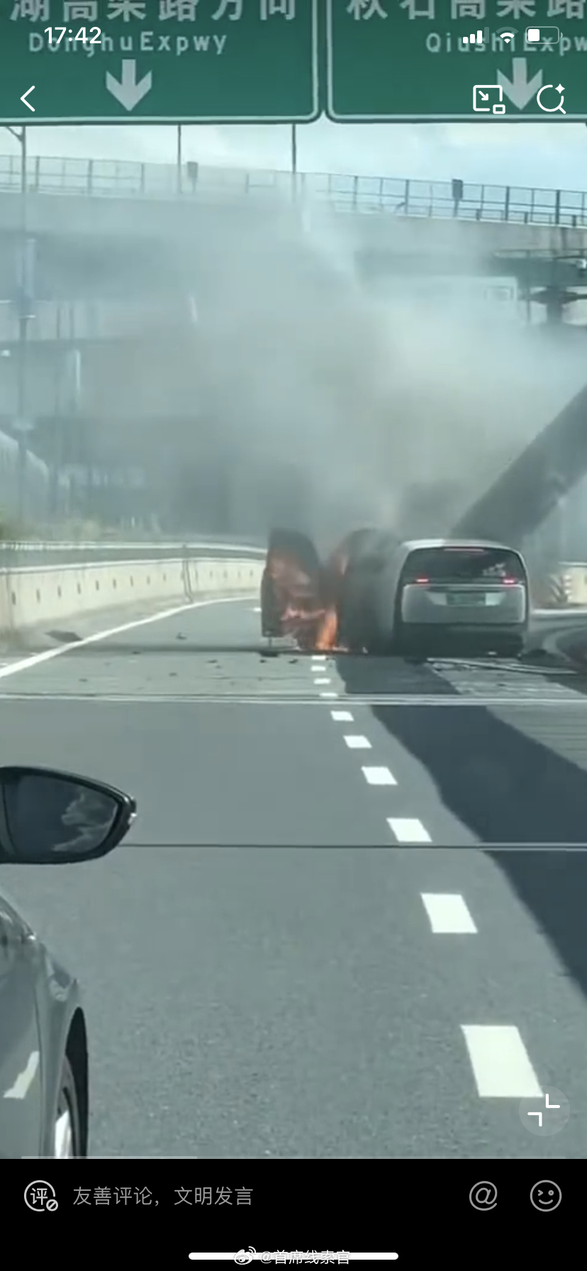 理想 MEGA 起火事件，车主表示：一辆黑色小轿车错过路口，从第二车道以时速 8