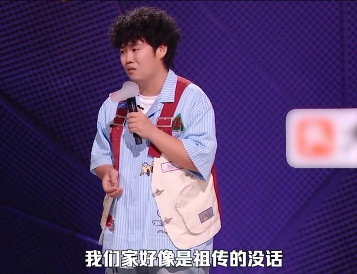 爸爸和爷爷能不熟到这种程度 不熟到上坟都沉默，赵越这个细节抓得太准了。不是吵架也