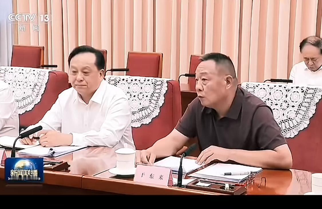 最朴素的人，

站上了最高的舞台！

看完新闻联播里的于东来，真的由衷感慨：世间