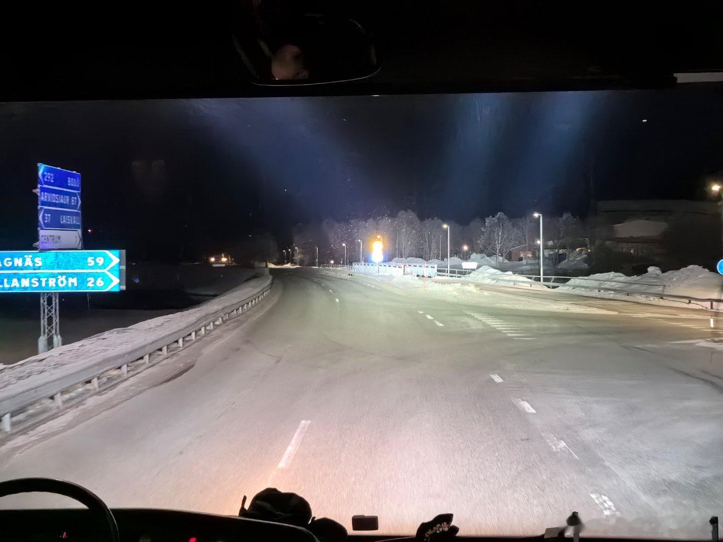 瑞典这大巴行，车顶上四个探照灯，感觉专治远光狗[允悲]灯一打开感觉整个小镇都亮了