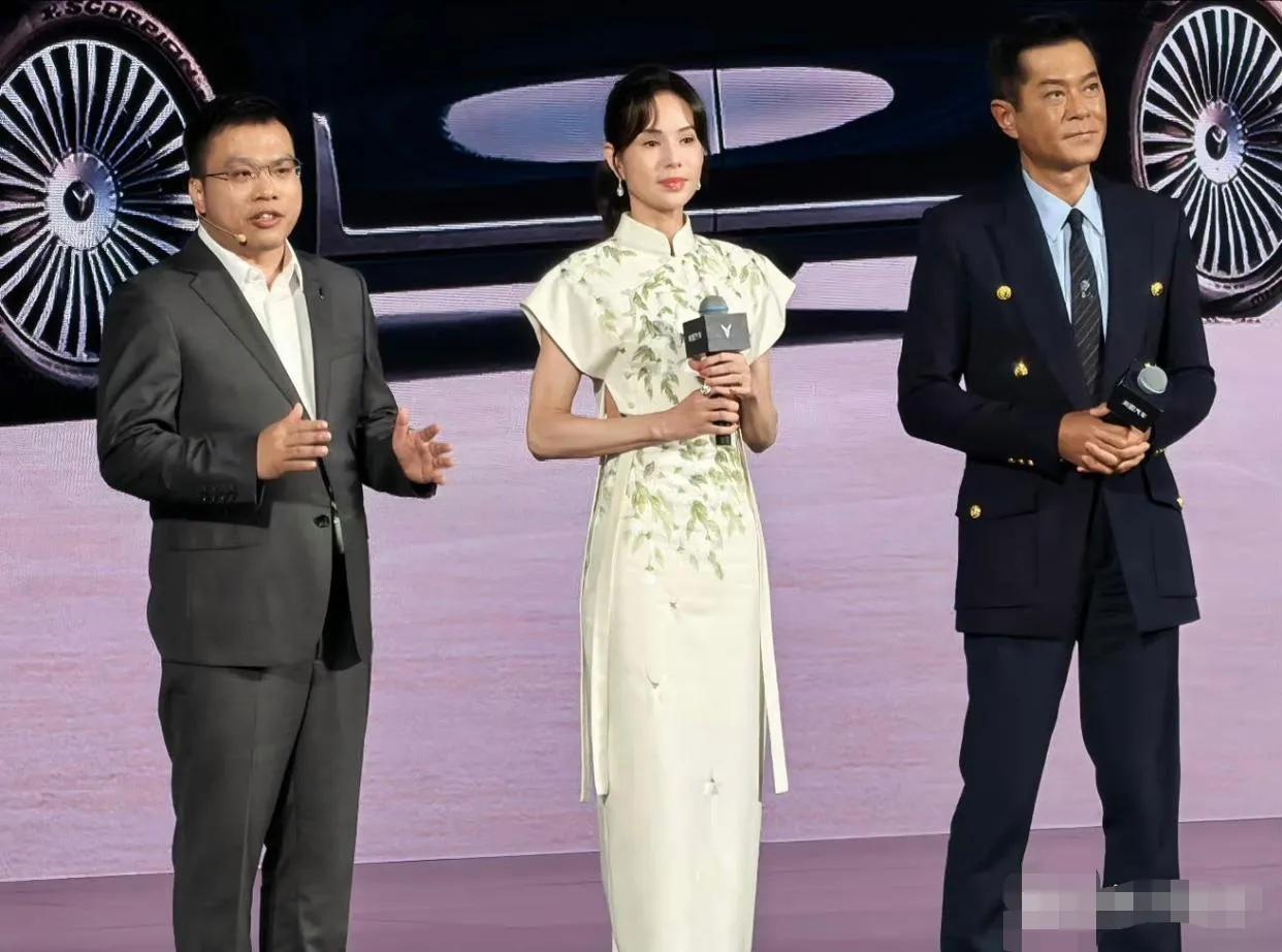 李若彤与古天乐再次同框，瞬间秒回电视剧《神雕侠侣》，帅哥美女的搭配组合让不少人过