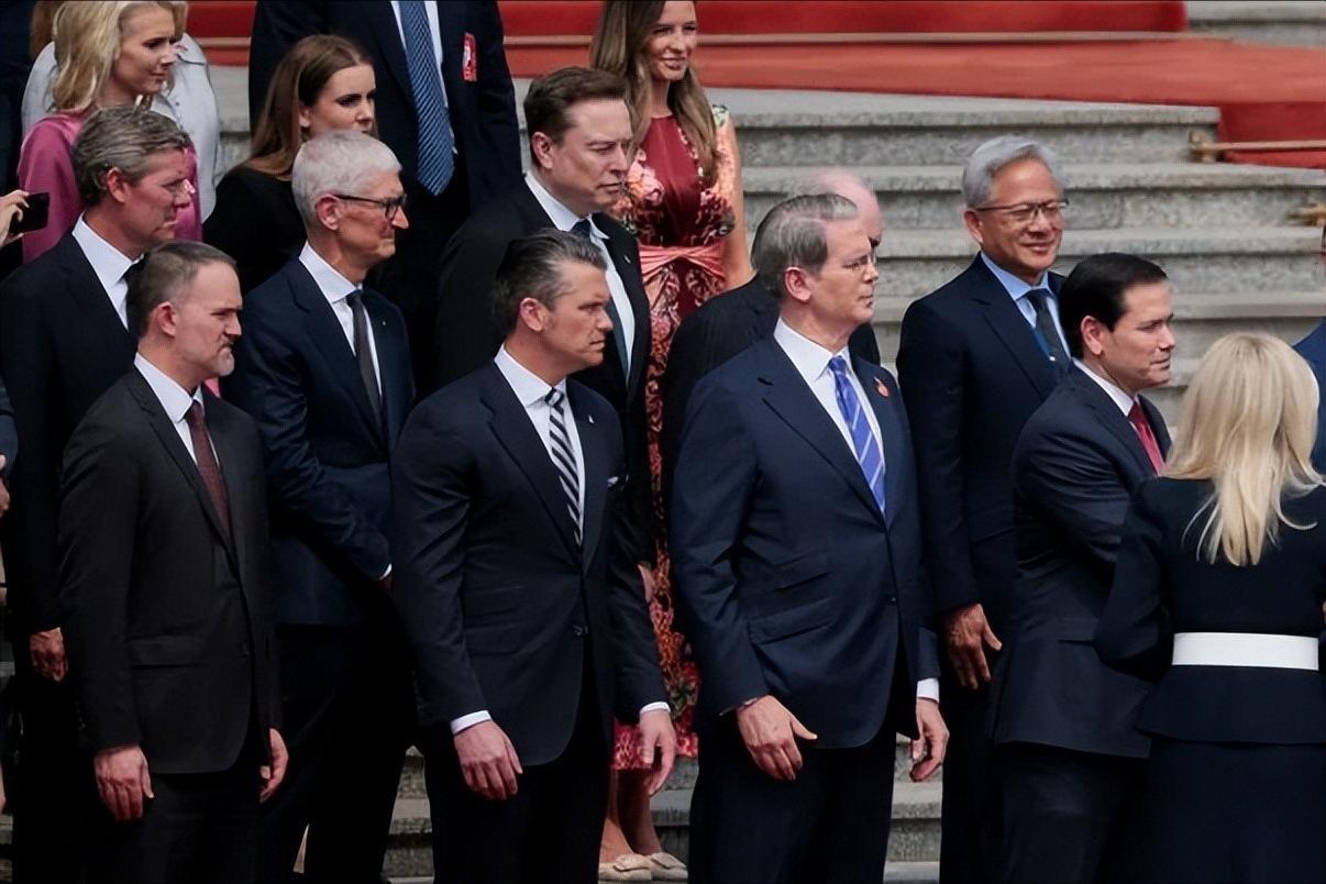 美国总统专机落地北京，17位美国顶级CEO鱼贯而出。这不是普通的商务考察团，而是