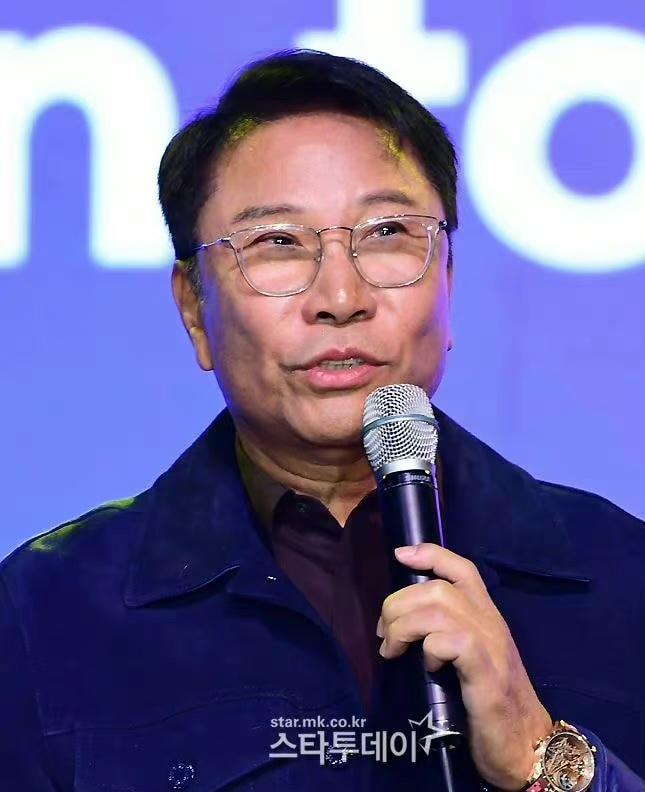 前S.M娱乐代表制作人李秀满目前滞留在中国北京，正以中国十多岁青少年为对象进行爱