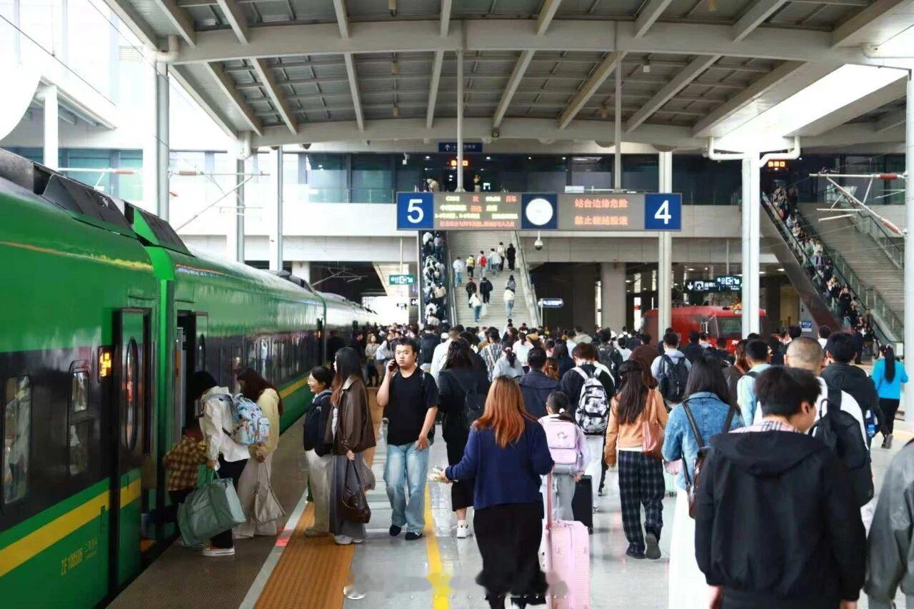 国铁头条【兰州局：发送旅客293.4万人次，圆满收官】5月6日，五一小长假铁路运