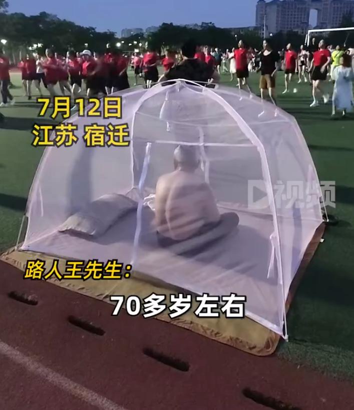 【，路人：做了很多人想做的事】7月12日，江苏宿迁。王先生发视频称，一位大爷把凉