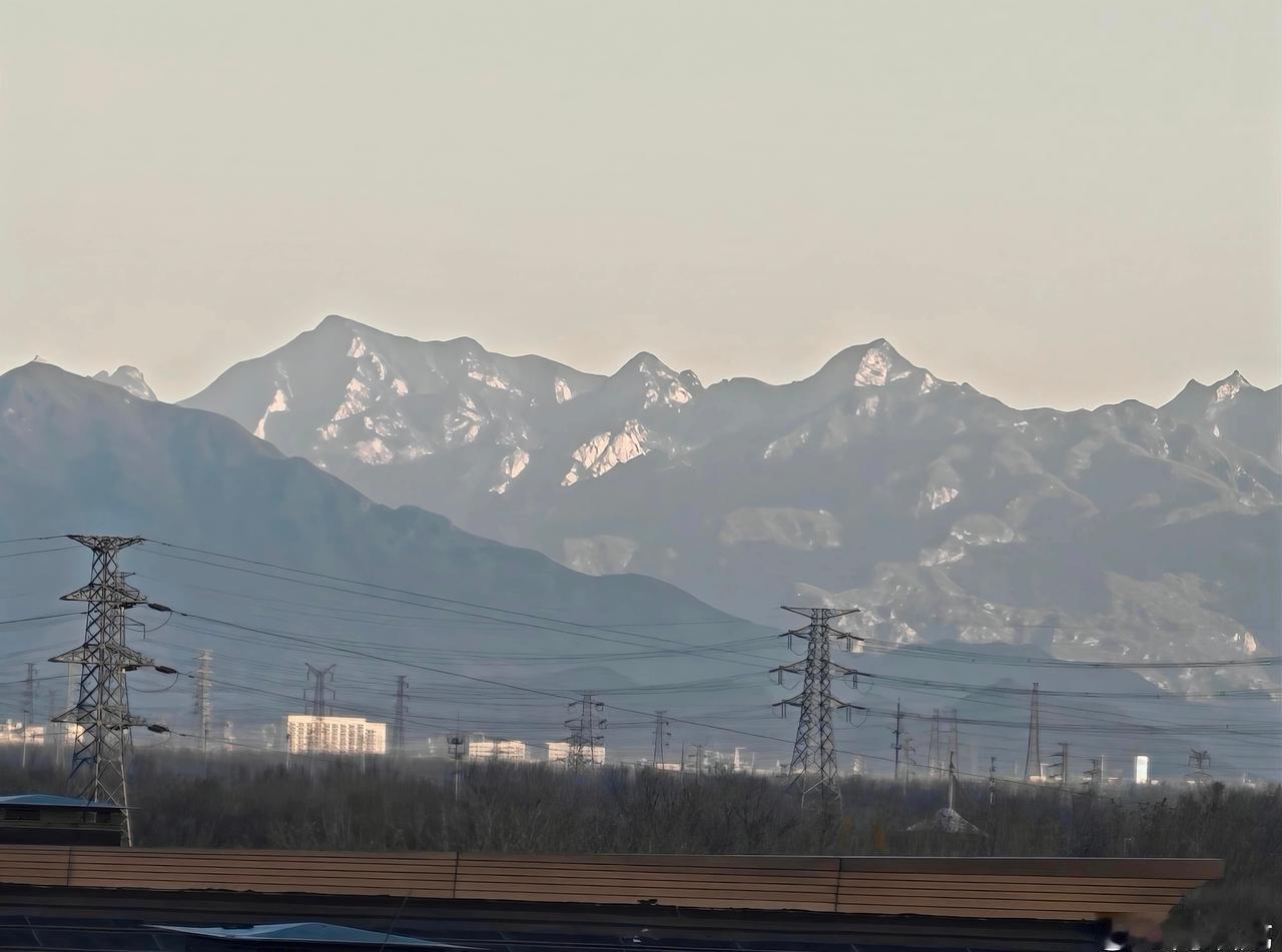 北京发布大风蓝色预警大风把远处的山都吹清晰了。