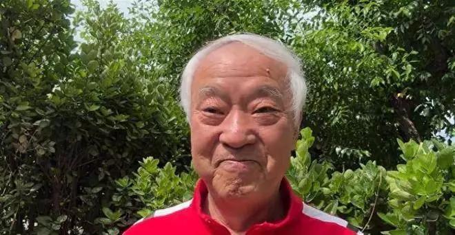 77岁牛群的近况曝光，老成这样了。有人骂他虚假慈善，有人笑他晚景凄凉。6月，牛群
