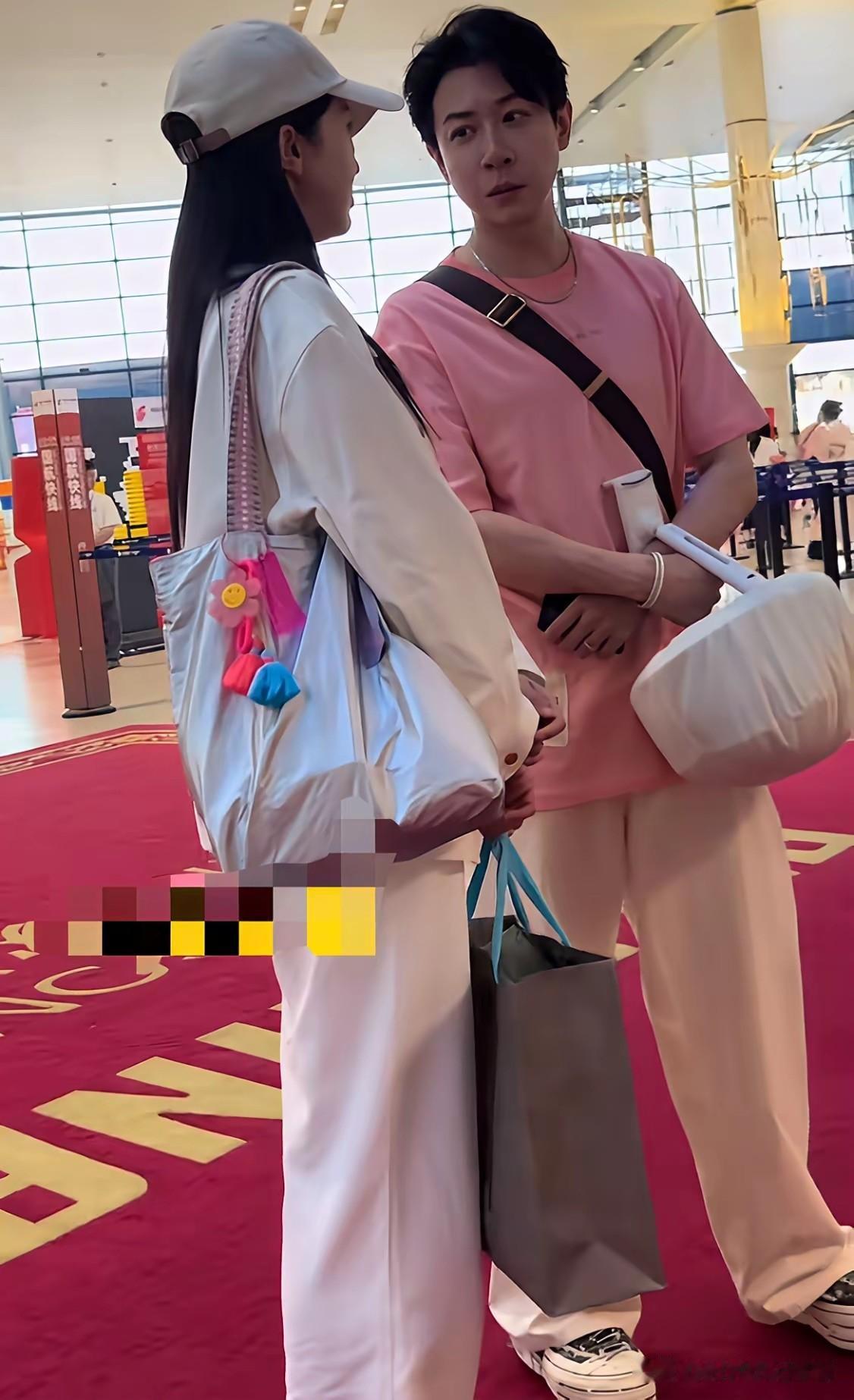 张维伊和董璇真是郎才女貌，如今衣服风格都一样，张维伊手里好像拎着饭盒，其实那是A