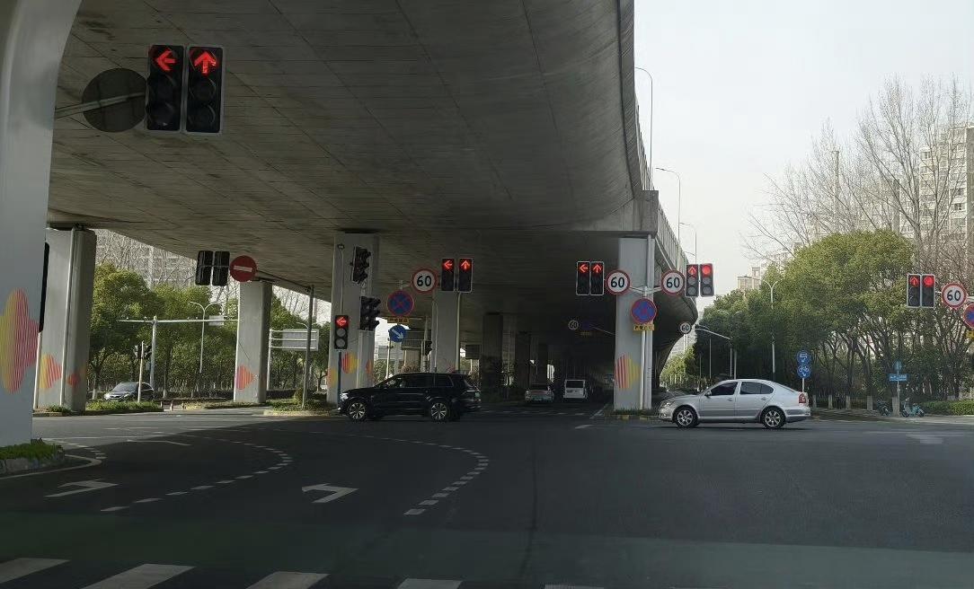 这个路口的红绿灯看的让我有些恍惚，不知道智驾能不能看明白？【来自懂车帝车友圈】