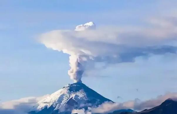 沉睡300多年的日本富士山，火山喷发警报拉响了。

六天前，东京那栋政府核心楼里