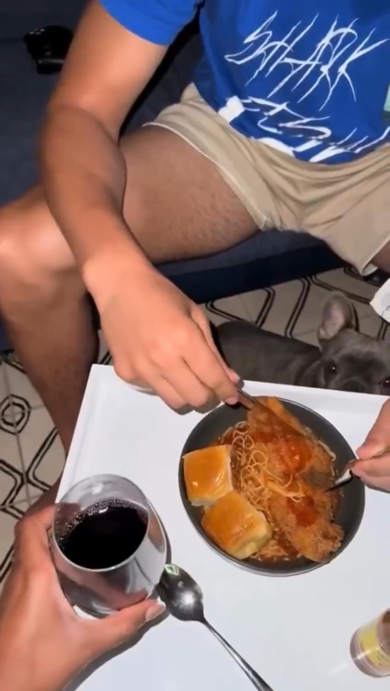 汤哥：我女朋友不仅做饭真好吃，她家里还有狗让我撸，人生圆满！[打call][do