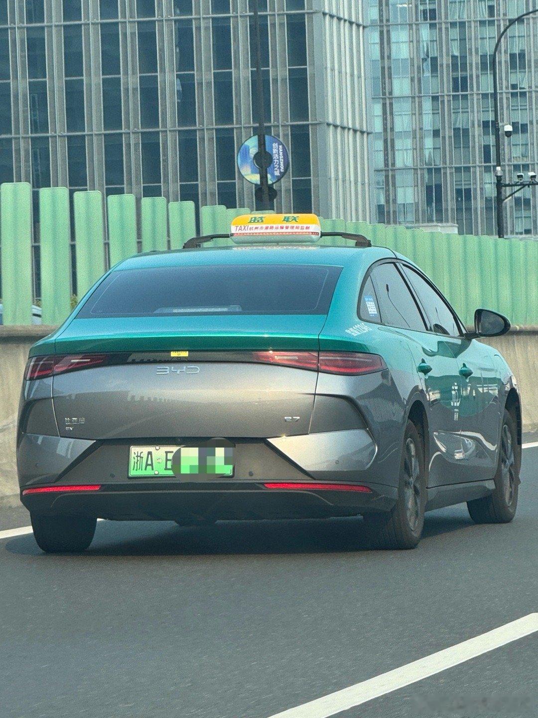 好看一些了，没有黑色塑料装饰，比亚迪e7  ​​​
