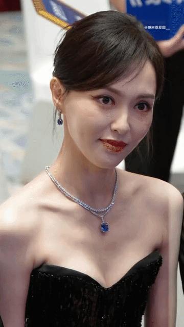 不少网友说董勇看唐嫣的眼神里有爱！
我却看出了他目光里的心酸与疼惜……
这也许就