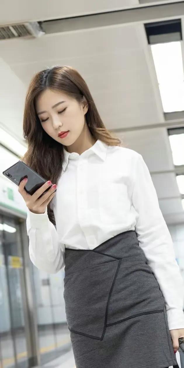 地铁美女，黑皮裙美女，明眸皓齿，粉腮红唇，柳眉弯弯，下巴尖尖