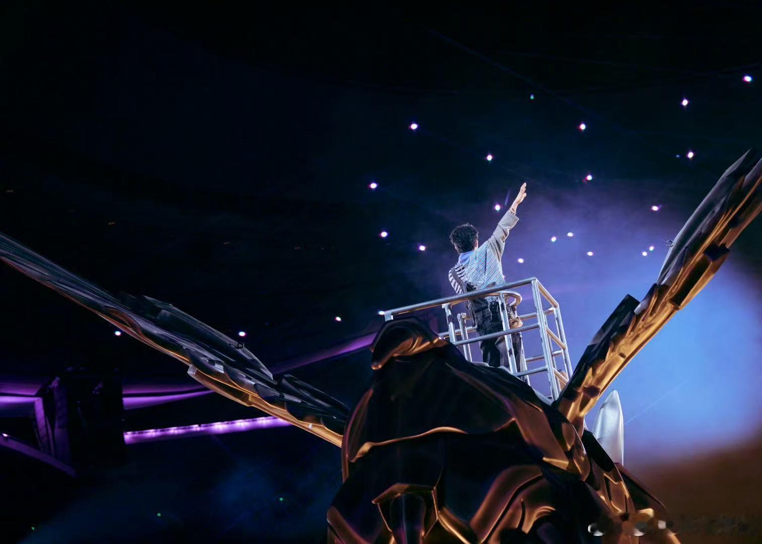 周深携巨型仿生兽来广州了五月天给周深送花篮顶配舞台来袭！可动仿生兽超吸睛，五月天