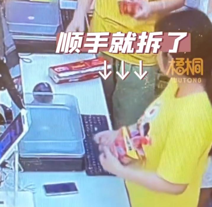 【帮泡服务？，发觉后被吓愣住赶紧道歉】7月6日，湖南。收银员边聊天边给顾客结账，