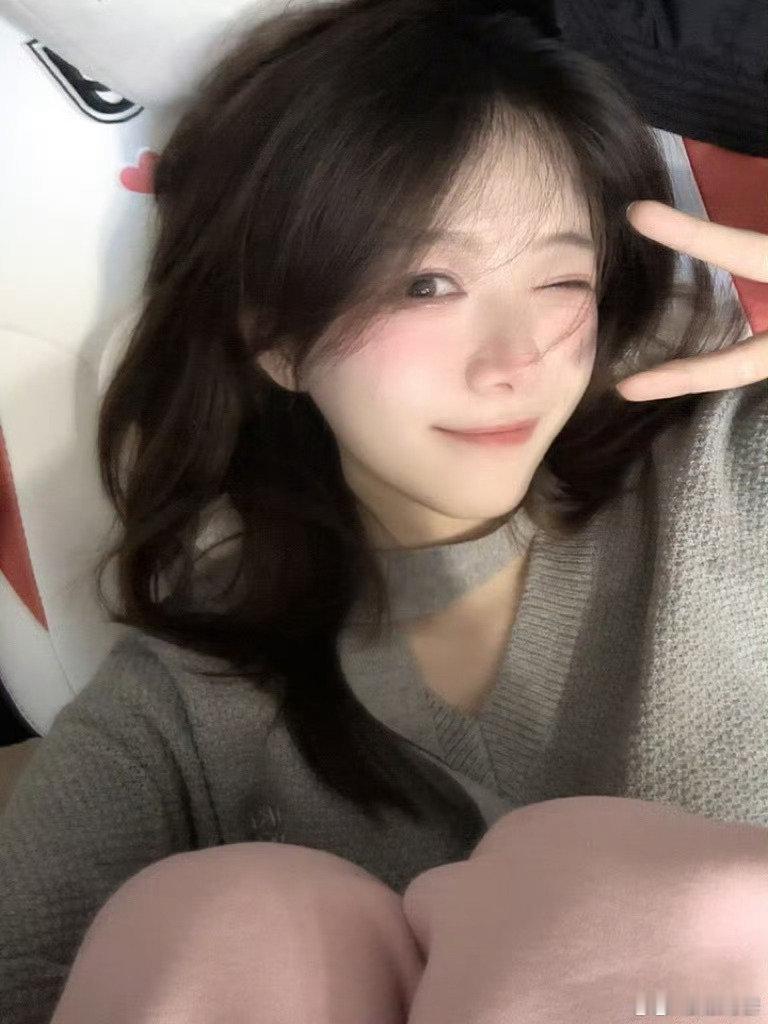 骆歆更博称想入职腾讯但网友表示腾讯对学历还是有要求的[doge]昨日LPL主持骆