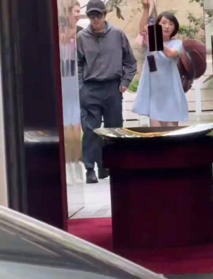 嘉兴偶遇胡歌夫妇 嘉兴偶遇胡歌夫妇，两人经常一起出门呢~胡歌夫妇被偶遇 ​ ​​