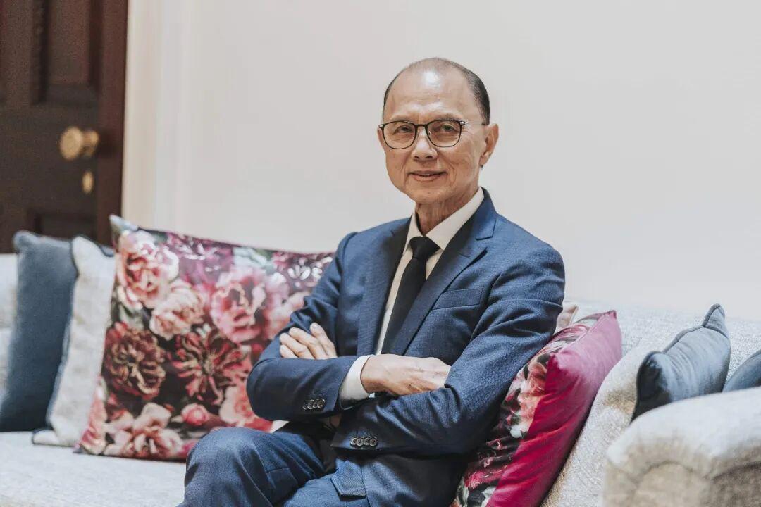 英国奢侈时尚品牌 Jimmy Choo，由马来西亚华裔高级定制鞋履设计师周仰杰（