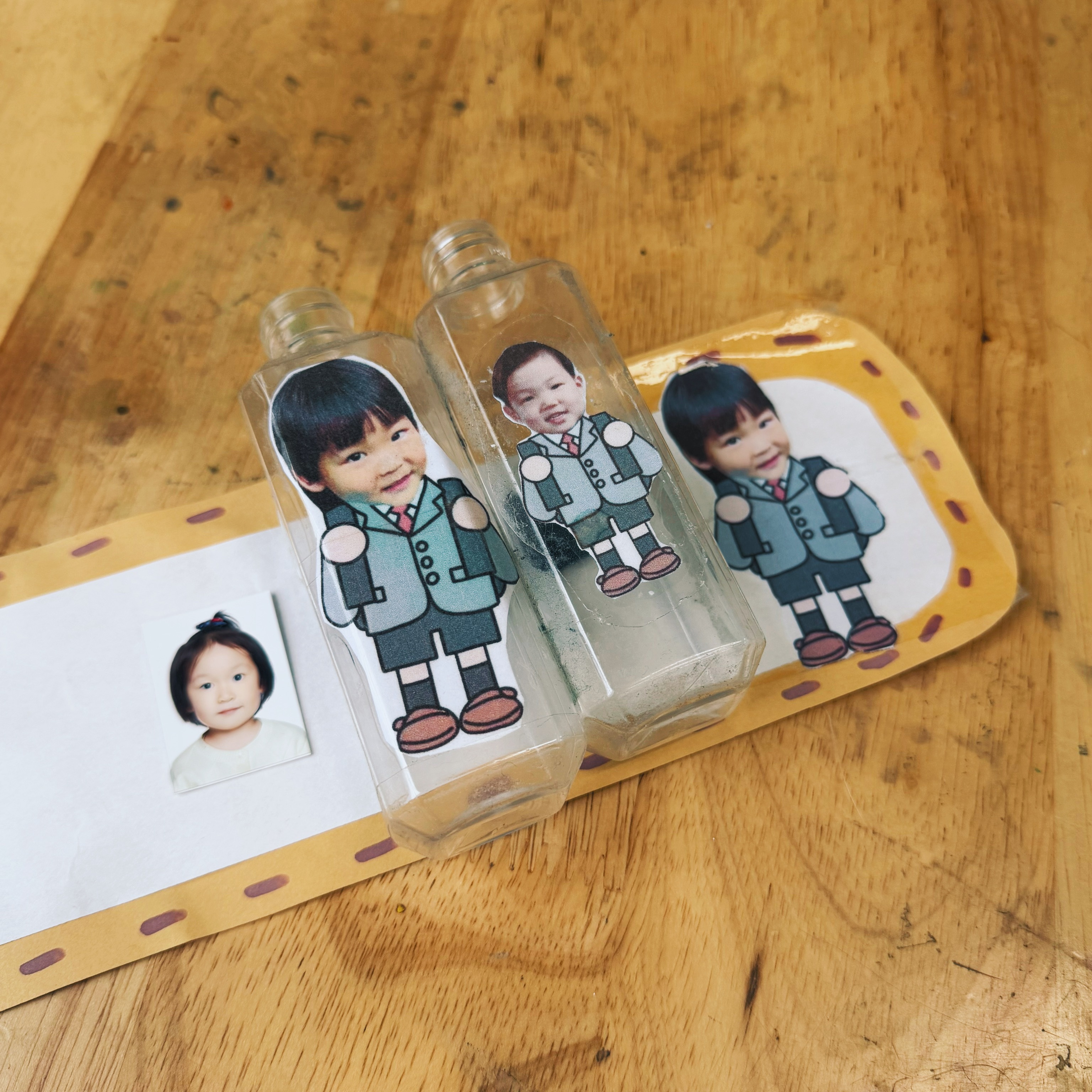 他的好朋友小弟弟转学离开幼儿园，我取回了他们共同的小瓶子留作纪念他望见瓶子的那一
