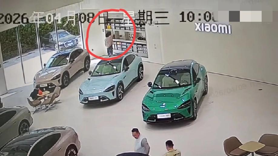 情侣跑到小米展厅顺走了小米汽车的周边产品，全程被监控拍下。最后，门店工作人员通过