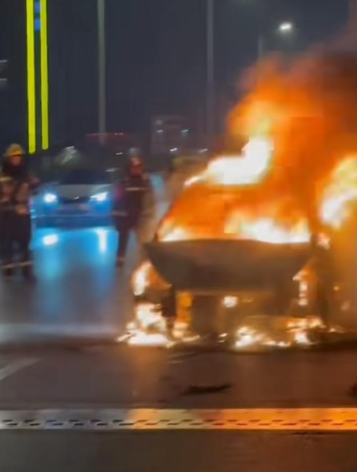 有一网友发布一新能源汽车碰撞后燃烧的视频，下面有人评论说他开车十几万公里了，只见