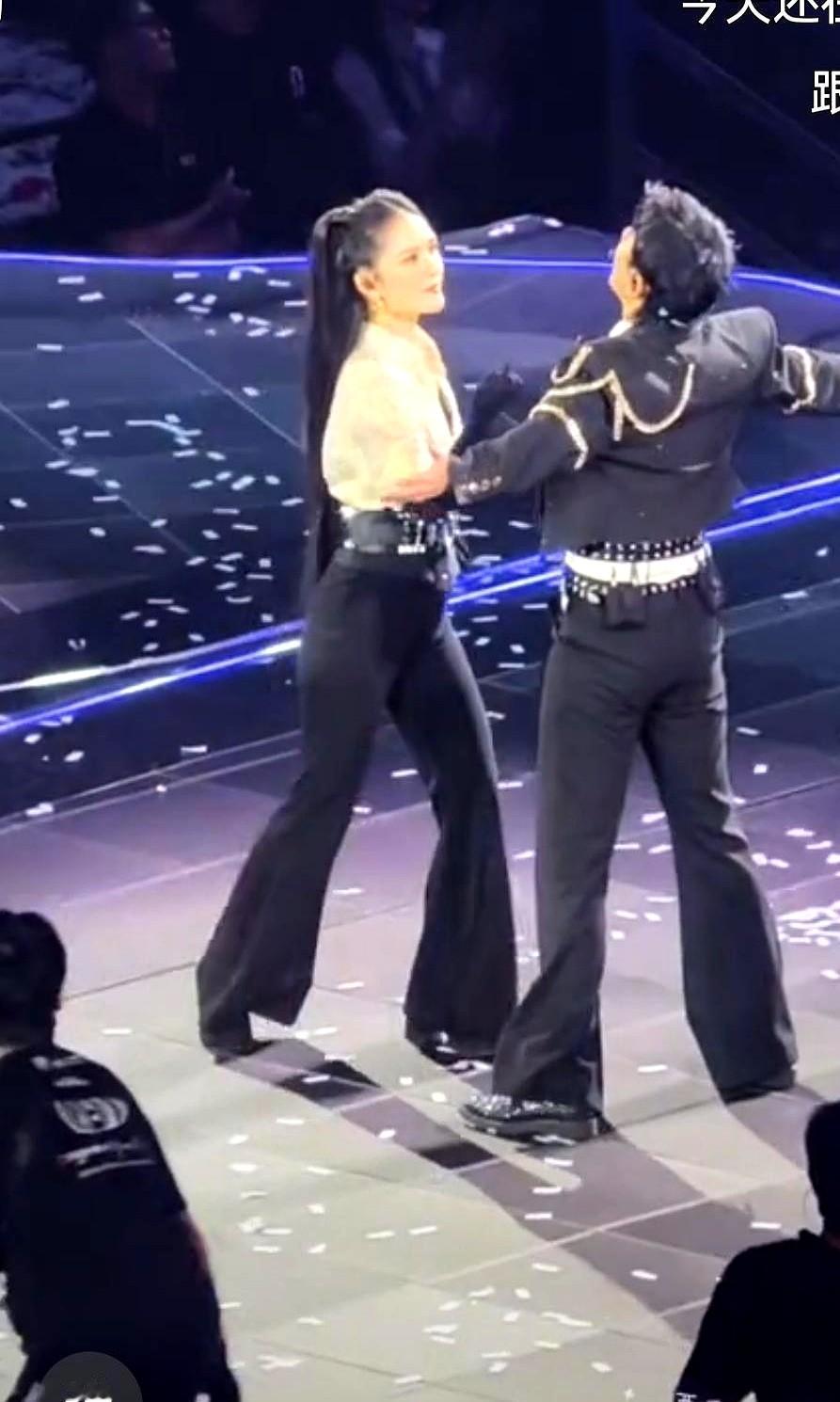 就因为加了个谢娜，张杰演唱会差点被冲翻。

一些粉丝直接炸了，说买的是张杰个人秀