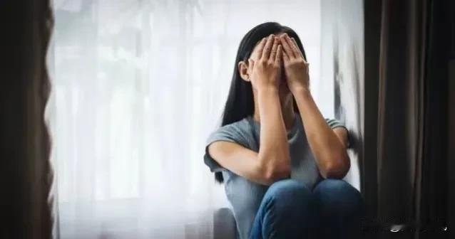 我发现抑郁症真的很可怕！朋友的女儿在读初中时就抑郁了，经过治疗已经好转。
后来她