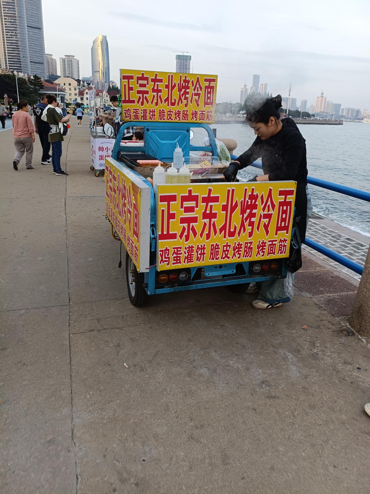 青岛有大海、有崂山，青岛的碧海蓝天绿树红瓦也是老城区的亮色。

    每年的这