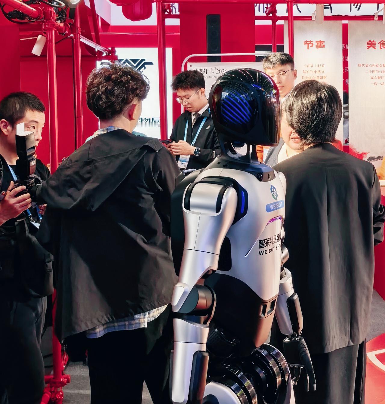 机械人转动的关节带着金属的呼吸，正把科幻电影的场景，走到你能触摸的环境。