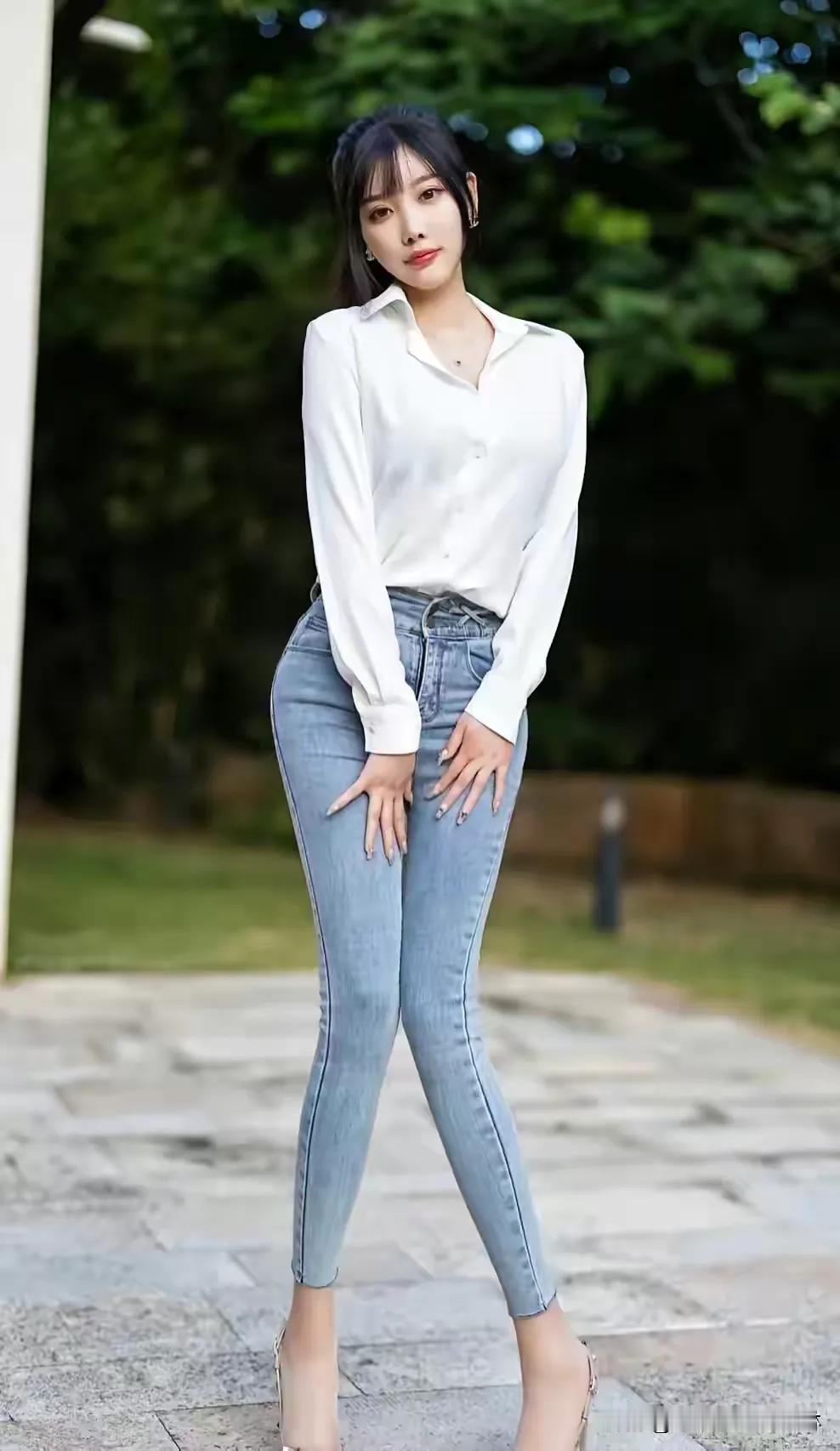 女神晨晨，浅色牛仔裤，灰色长裙，美翻天！！！