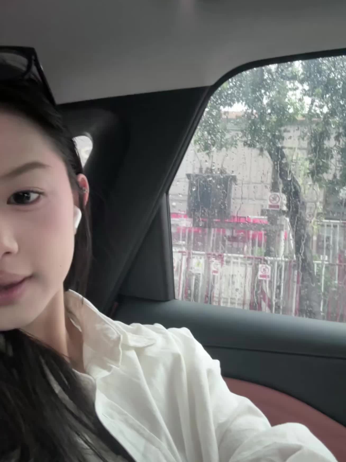 其实我根本不喜欢下雨天