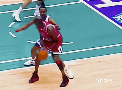 NBA是后仰跳投好看还是前仰跳投好看？
图1、2是后仰跳投代表人物乔丹和科比。