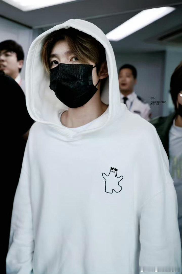 李艺彤回应夸王源讲话温柔李艺彤评价王源温柔刻进骨子里，还自带冷幽默，观察细致又真