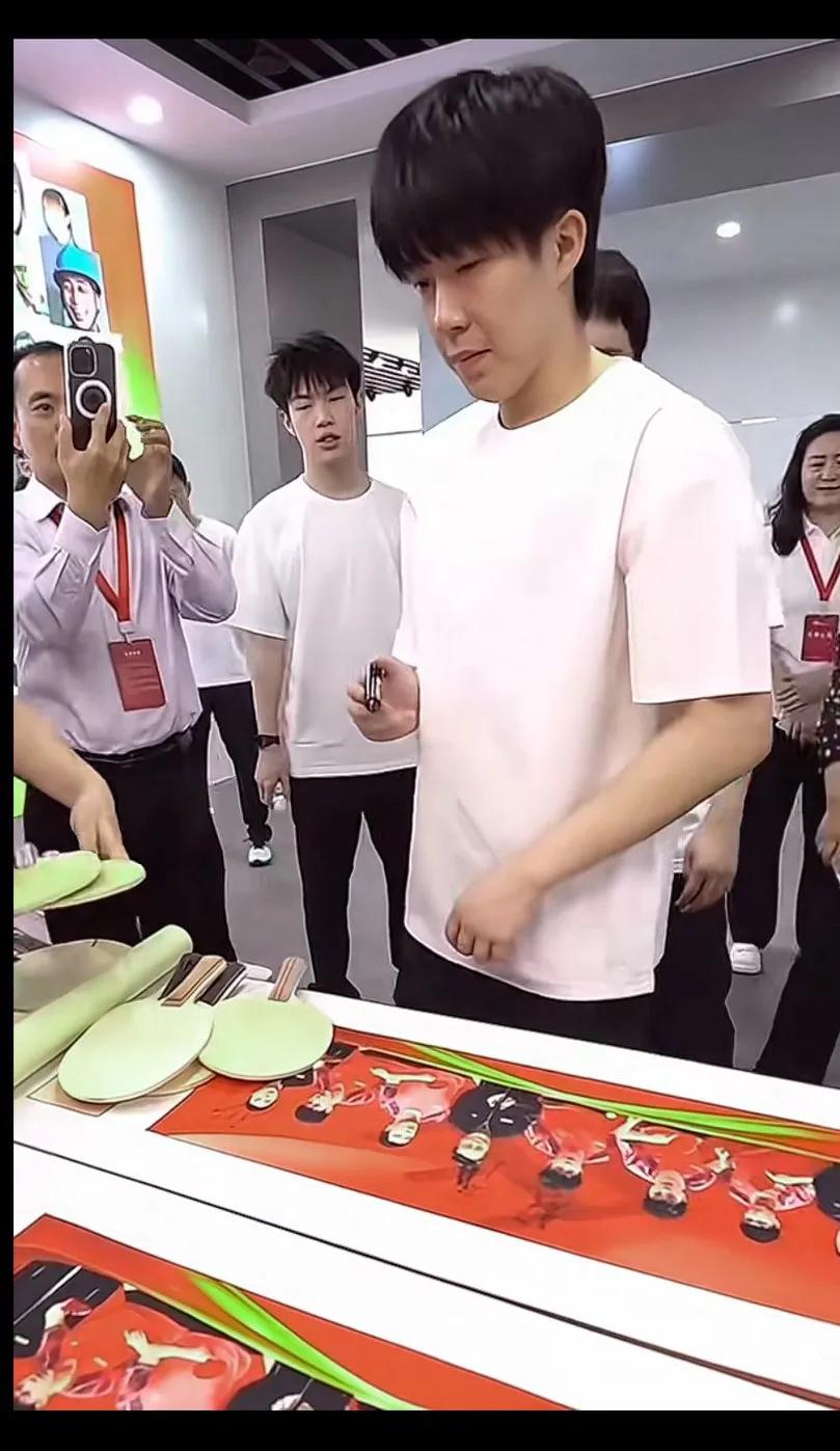 拿一个拍子集齐了这几个优秀的乒乓球手了，幸福了[呲牙]
难怪王楚钦聪明，左右手都